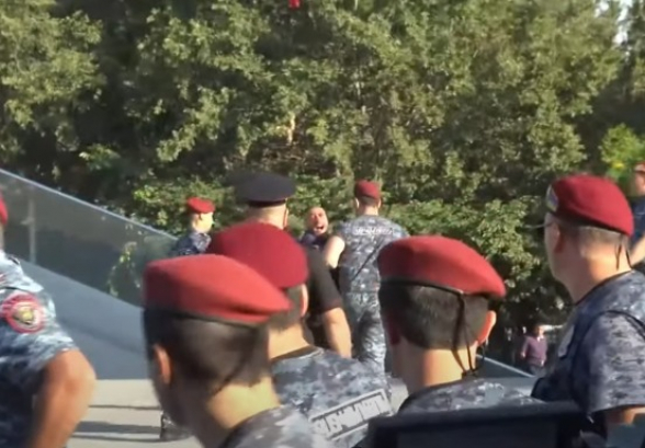 Полиция подвергла приводу из пантеона «Ераблур» отца погибшего военнослужащего Левона Галстяна (видео)